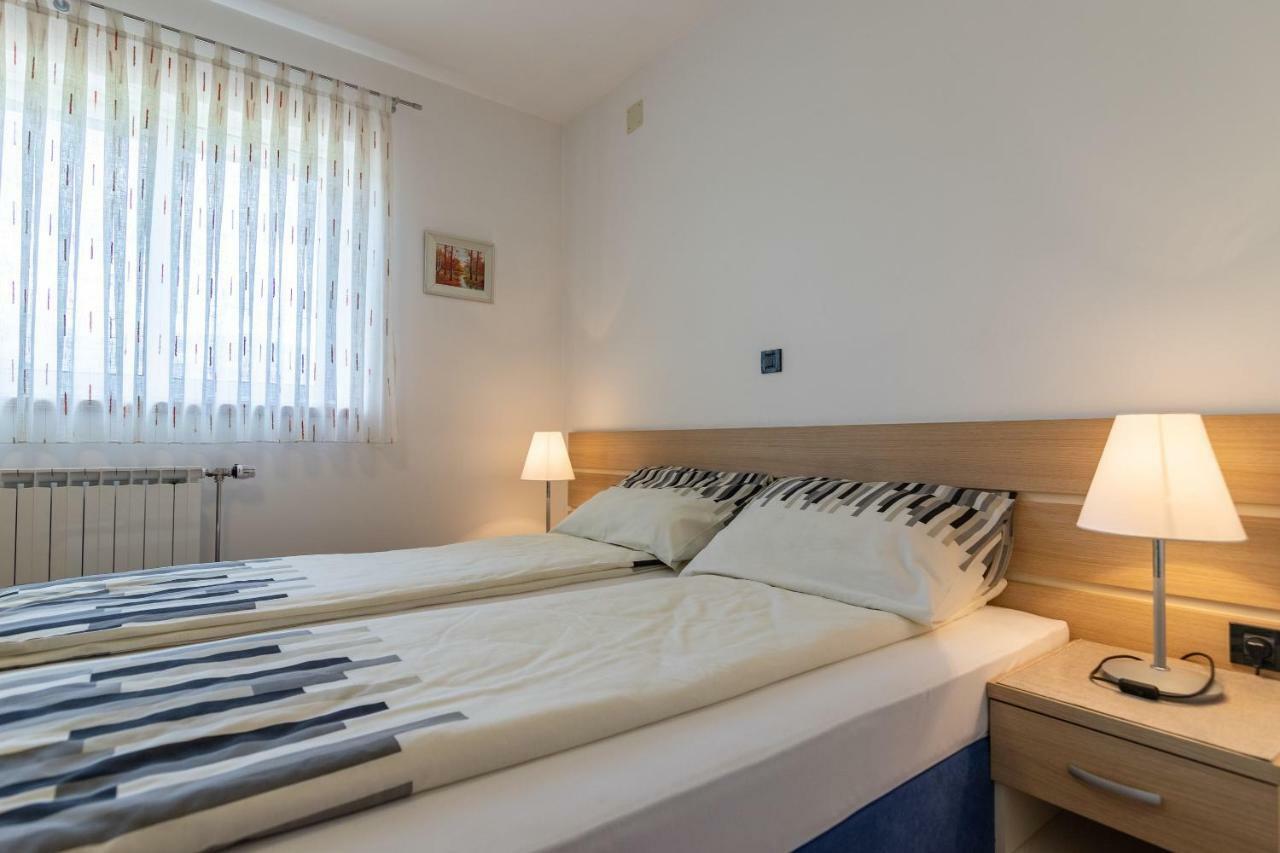 Apartments And Room Robert Кореница Екстериор снимка