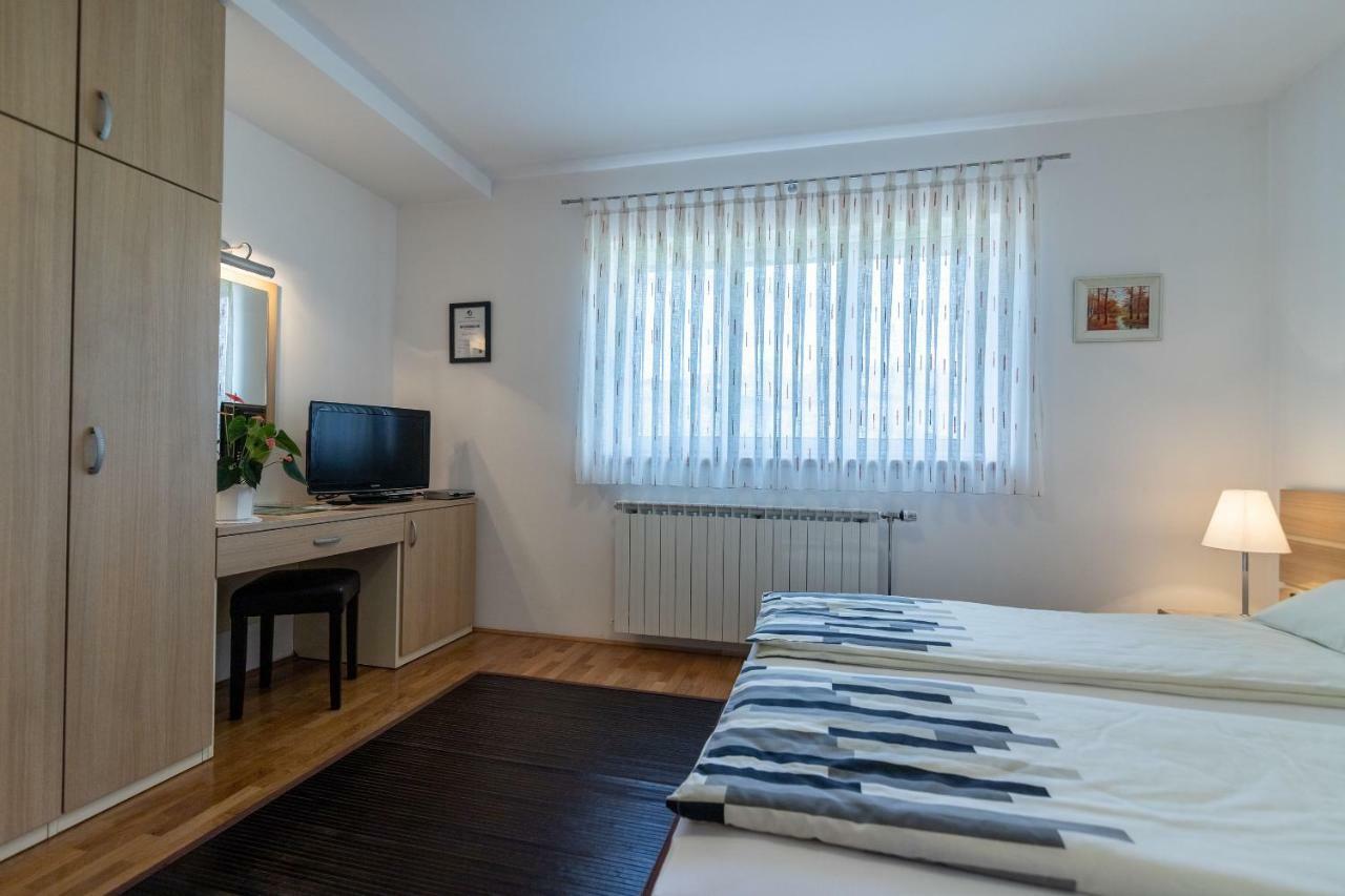 Apartments And Room Robert Кореница Екстериор снимка