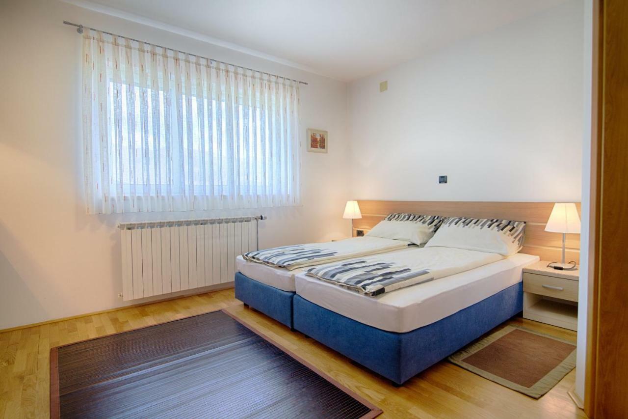 Apartments And Room Robert Кореница Екстериор снимка