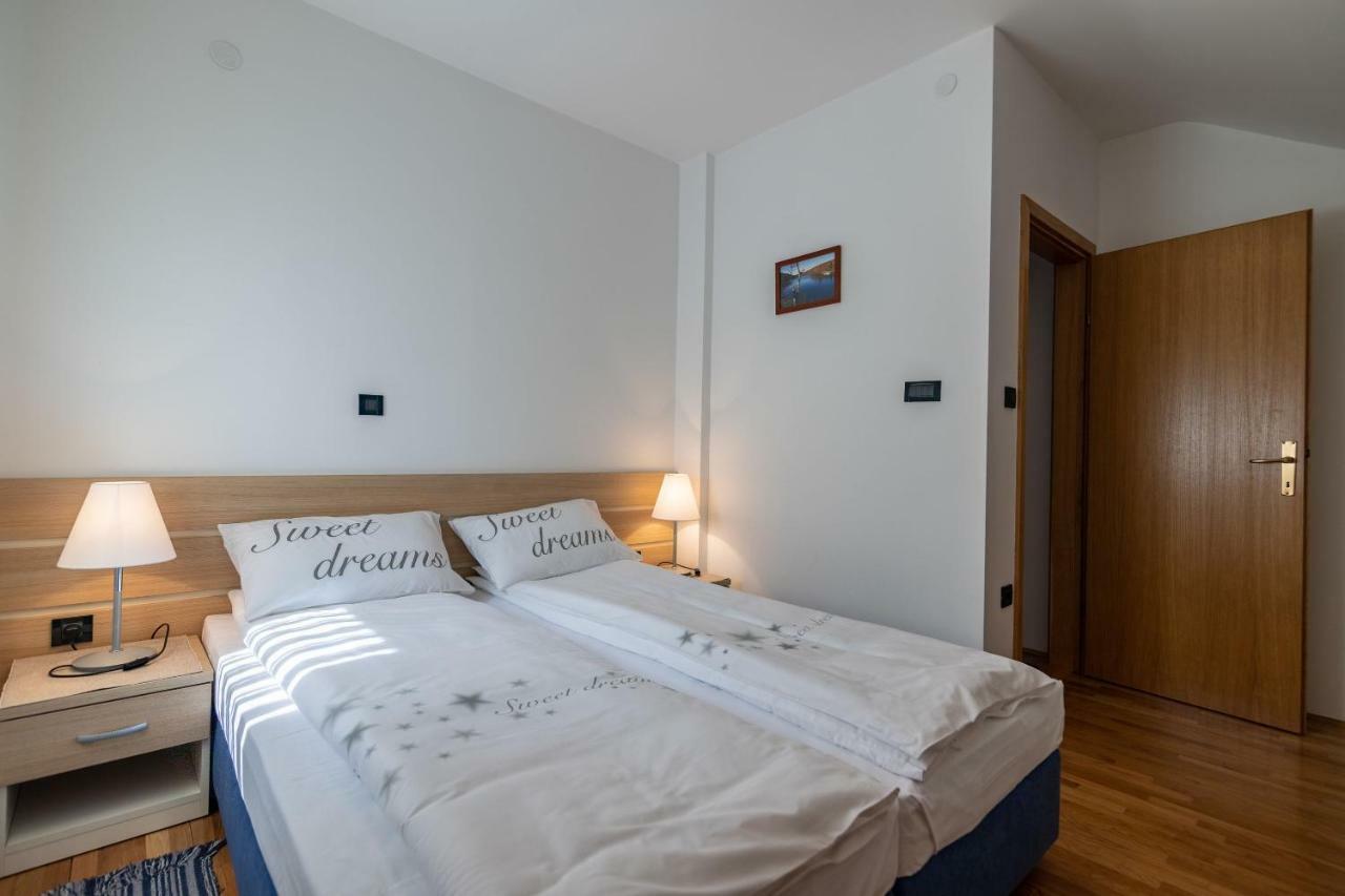 Apartments And Room Robert Кореница Екстериор снимка