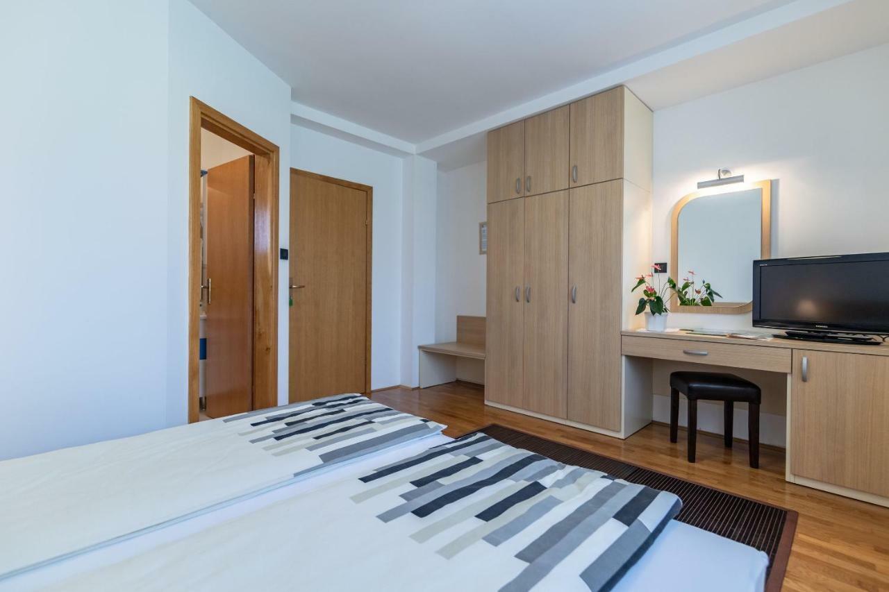 Apartments And Room Robert Кореница Екстериор снимка