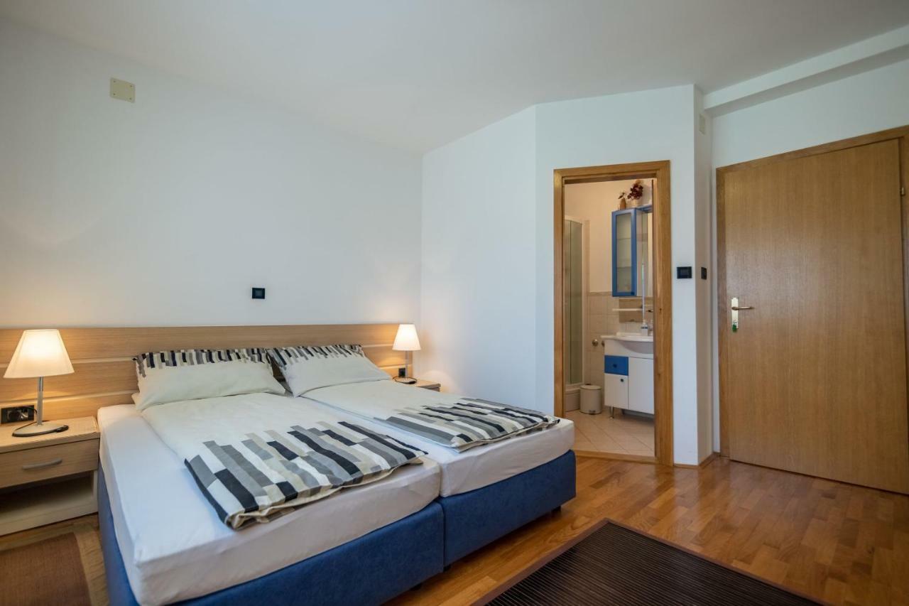 Apartments And Room Robert Кореница Екстериор снимка