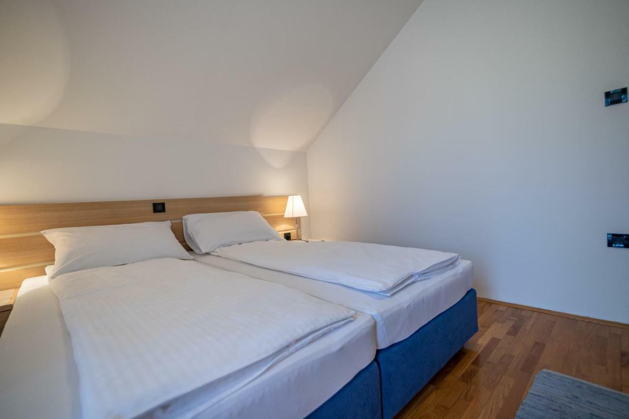 Apartments And Room Robert Кореница Екстериор снимка