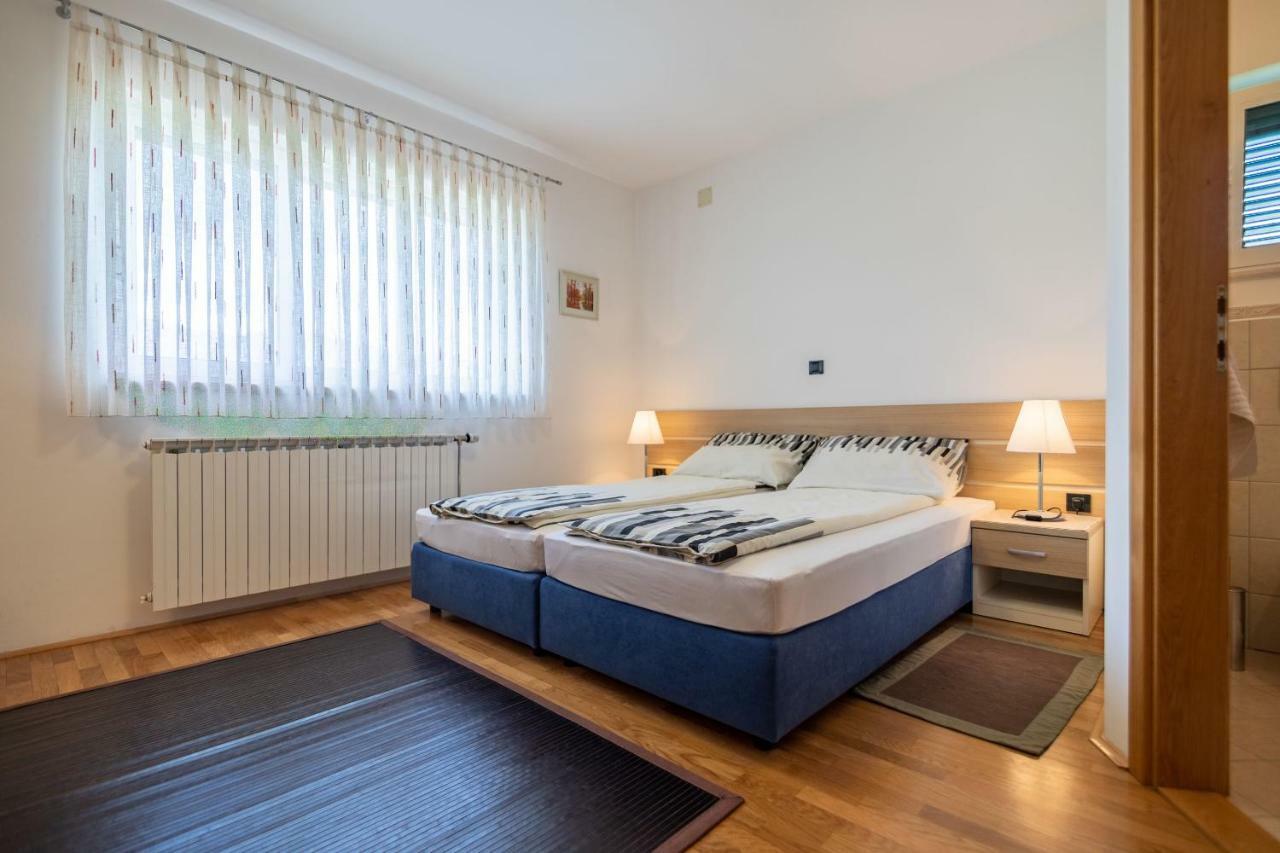 Apartments And Room Robert Кореница Екстериор снимка